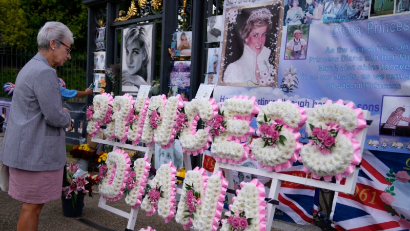 Fans of Princess Diana Gather to Mark Her Death 25 Years Ago