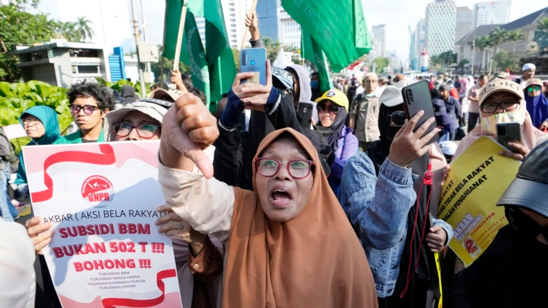 Conservative Muslims Protest Indonesian Fuel Price Hikes