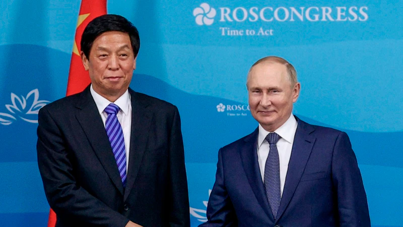 China Legislator Criticizes Sanctions on Visit to Russia 