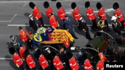 Thousands Line Up to Say Goodbye to Queen Elizabeth II