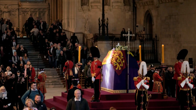 In Photos: World Leaders Join Public to Pay Respects to Queen