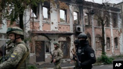 Ukrainian President Visits Recaptured Izium 