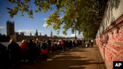 King Charles, Siblings Stand Vigil as Mourners Line Grows