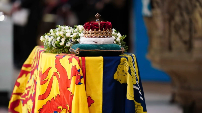 In Photos: Somber Procession of Queen Elizabeth's Coffin to St. Gile's Cathedral