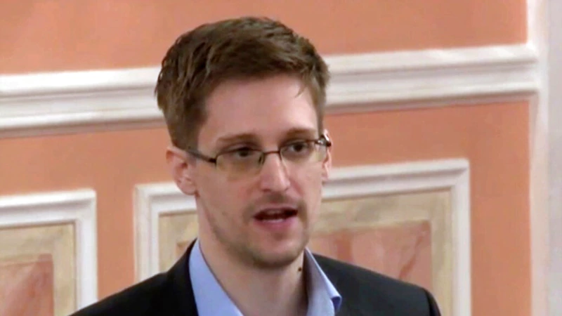 Putin Grants Russian Citizenship to Edward Snowden