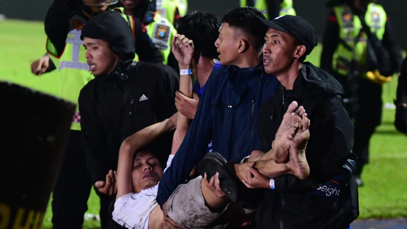 174 Killed,180 Hurt in Indonesia Soccer Match Riot