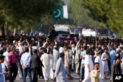 Thousands Attend Funeral of Slain Pakistan Journalist Amid Surging Political Tensions  