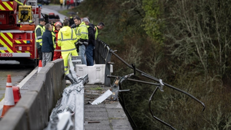 6  Killed in Spain After Bus Plunges Into River 