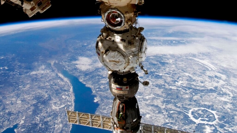 Russia Mulls Early Return of Space Station Crew After Soyuz Capsule Leak