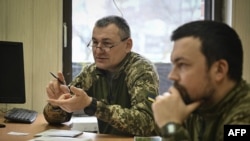 'Armed with English': Ukraine Soldiers Take Language Lessons