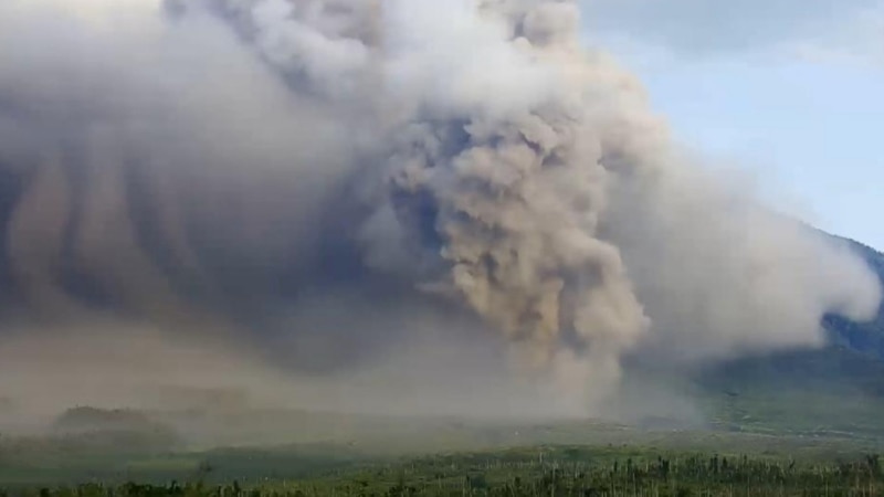 Indonesia Evacuates Villagers as Volcano Erupts on Java Island 