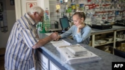 South African Journalist, 90, Delivers News in the Desert