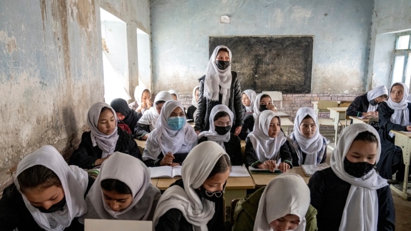 Young Afghan Girls Find Ways to Keep Learning, Report Says