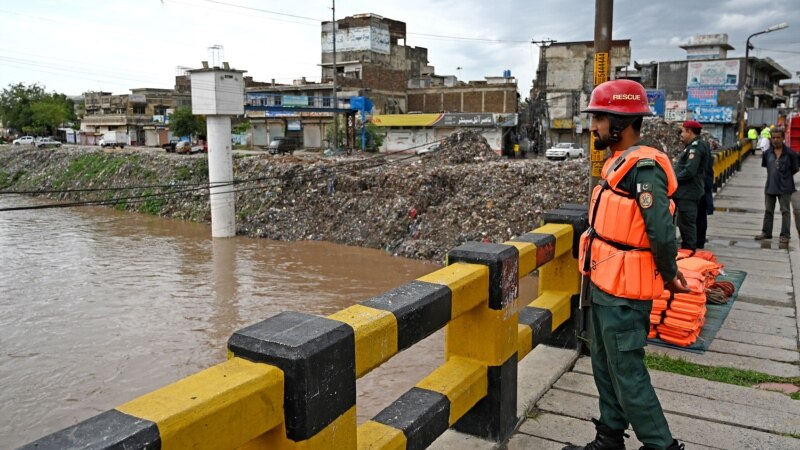 Rescuers Evacuate 14,000 People From Flood-Hit Villages in Eastern Pakistan