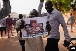 French Embassy in Niger Attacked as Protesters March Through Capital 