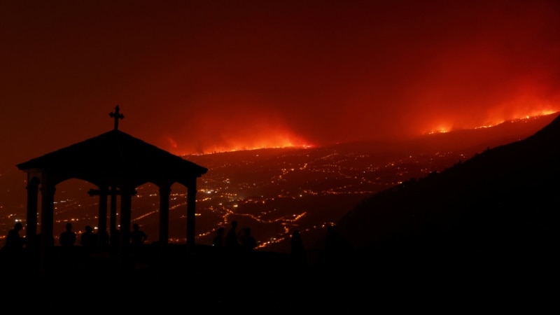 Wildfire Spreads on Spain's Tenerife, Forcing Thousands from Homes