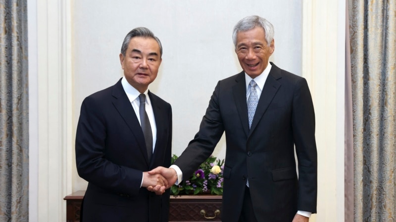 Chinese FM Wang Holds Talks With Singapore Leaders to Strengthen Ties, Trade