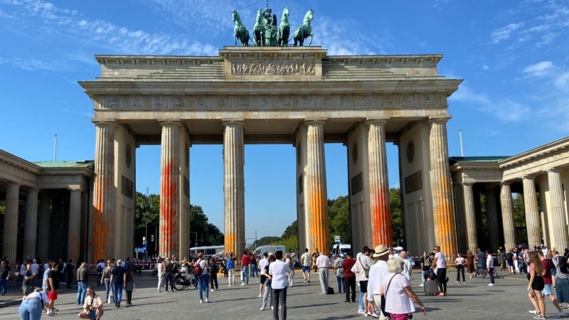 Berlin's Brandenburg Gate Spray-Painted by Climate Activists