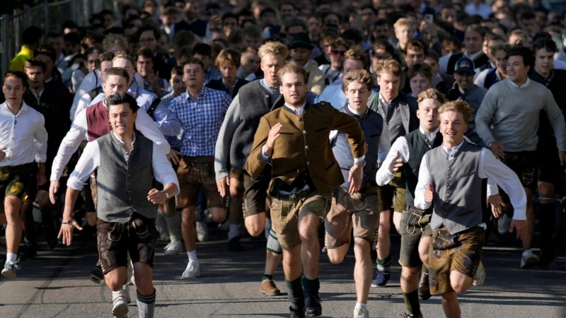 Beer Flows, Crowds Descend on Munich for Oktoberfest