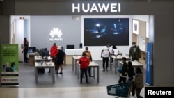 Huawei Phone Kicks off Debate About US Chip Restrictions