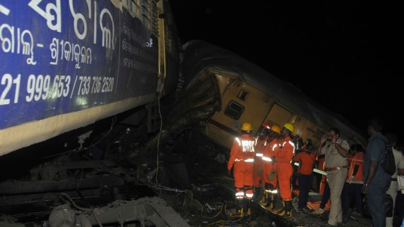 Passenger Train Derails in Eastern India, Killing 4 People, Injuring Dozens 