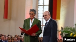 Rushdie Calls for Defense of Freedom of Expression, Receives German Prize 