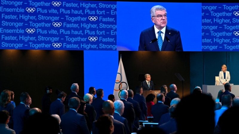 Olympics-IOC Members Call on Bach to Stay on Past 2025