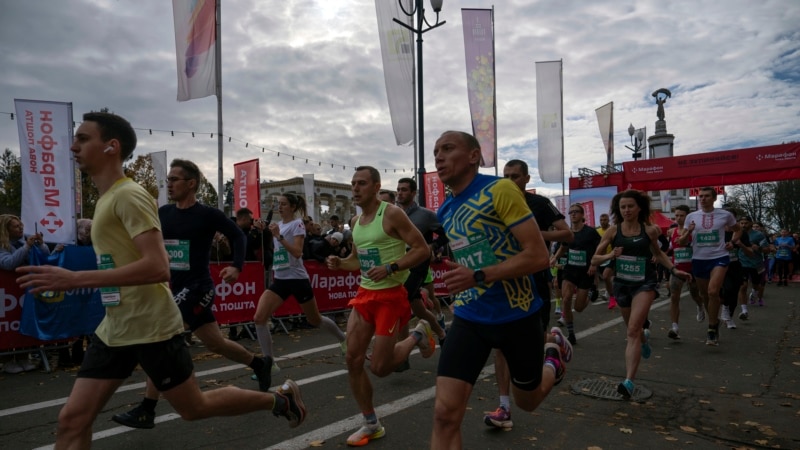 Hundreds of Ukrainians Hold Run in Kyiv to Honor Those Killed in the War