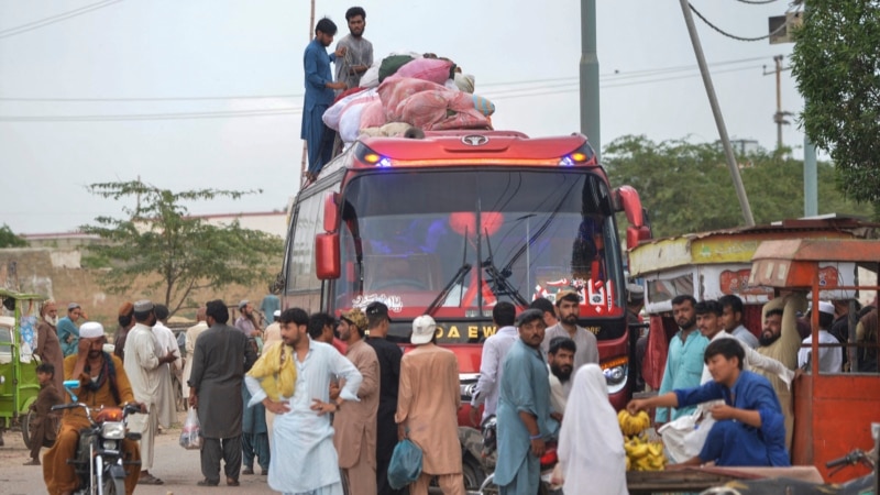 Pakistan Moves to Create Deportation Centers as Afghan Migrant Deadline Nears