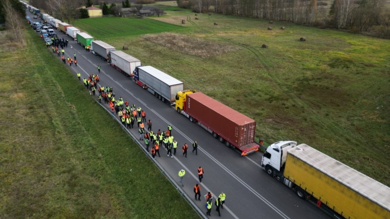 Around 3,000 Trucks Stuck at Ukrainian Border Due to Polish Drivers' Blockade