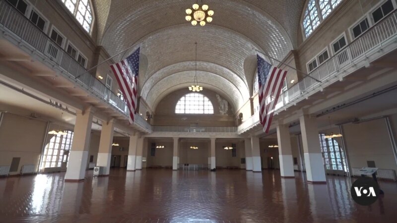  Ellis Island: Gateway to America in Early 20th Century 