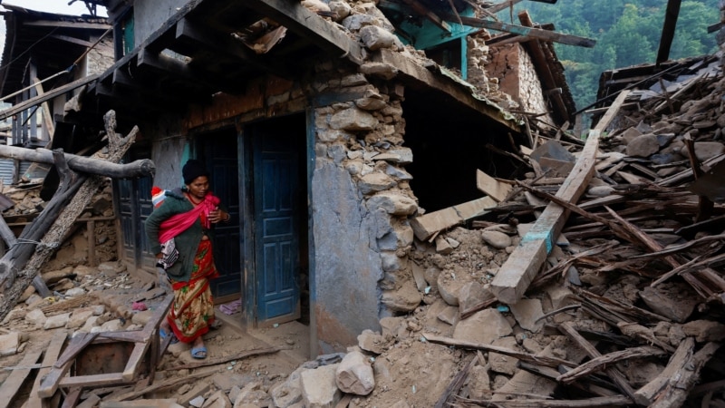 New Temblors Rattle Nepal Monday After Weekend's Deadly Quake