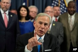 Texas Governor Signs Bill That Lets Police Arrest Migrants Who Enter US Illegally