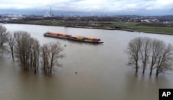 German Chancellor Tours Flooded Regions in Northwest, Praises Authorities and Volunteers 