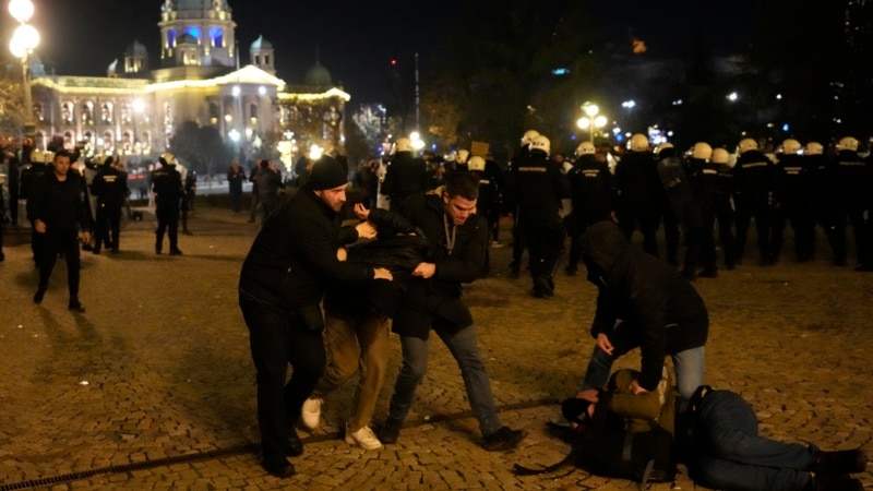 Serbian Police Fire Tear Gas at Protesters Threatening City Hall