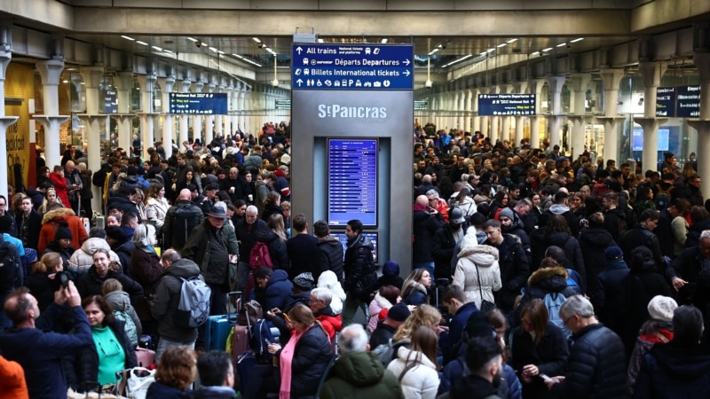 Eurostar Services Resume as Cause of Flooded Tunnel Probed 