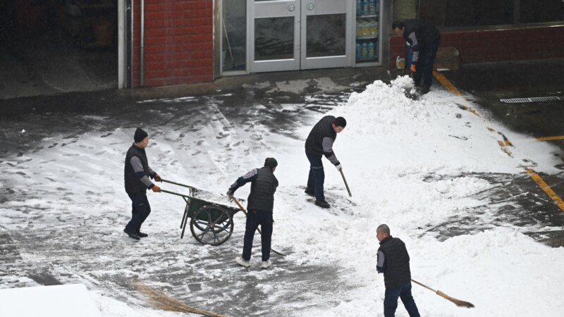 Second Cold Wave Envelops China's Beijing in Snow, Ice