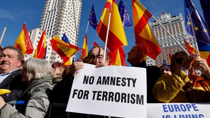 Spanish Opposition Protests Catalan a
Amnesty Law 