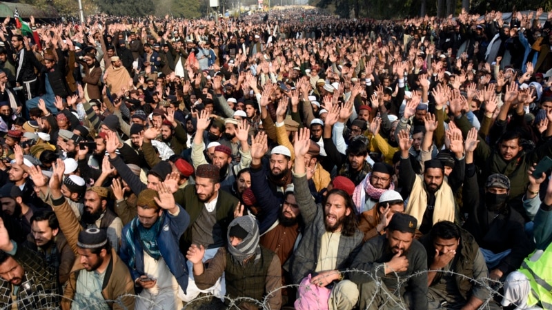 Thousands of Mourners Attend Funeral for Slain Pakistani Cleric