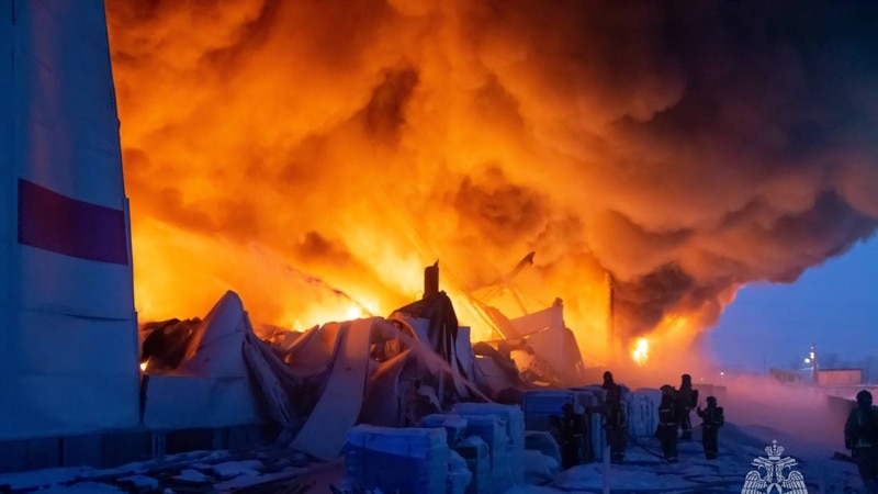 Huge Fire Engulfs Warehouse in Russia Outside of St Petersburg