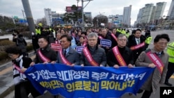 Young South Korean Doctors Resist Back-to-Work Orders, Risking Prosecution