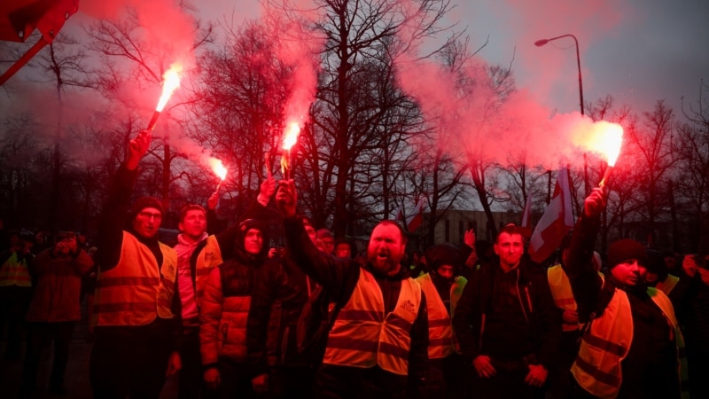 Thousands of Polish Farmers Strike, Block Ukraine Border