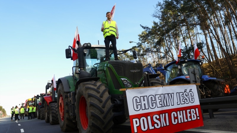 Polish Farmers Block Key Road Into Germany 