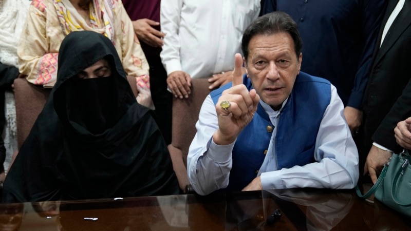 Pakistani Court Indicts Ex-PM Khan, Wife in Graft Case