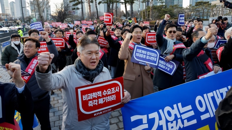 South Korean Trainee Doctors Continue Strike, Risking Prosecution