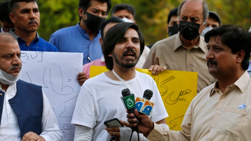 Pakistan Urged to Release Journalist, Unblock Access to Social Media