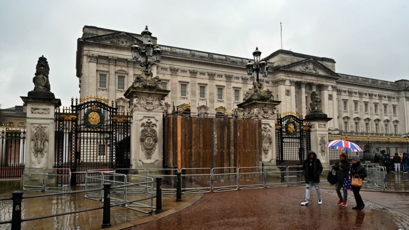 Man Arrested After Crashing Car Into Buckingham Palace Gates