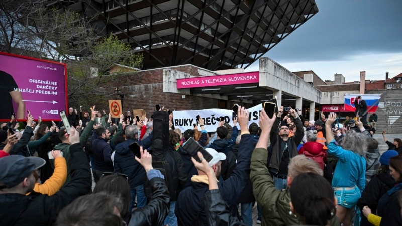 Slovakians Form Human Chain Around Threatened Public Broadcaster