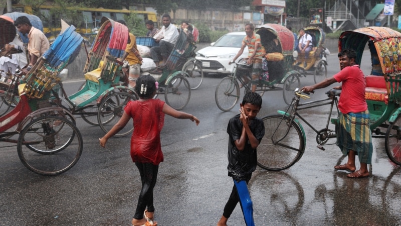 Bangladesh reopens schools amid scorching heatwave 