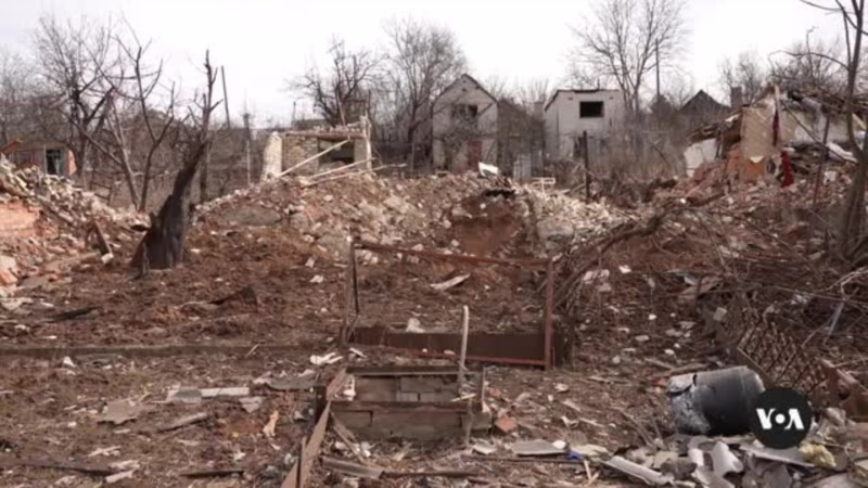  Ukrainians stay in front-line town despite danger, hardships